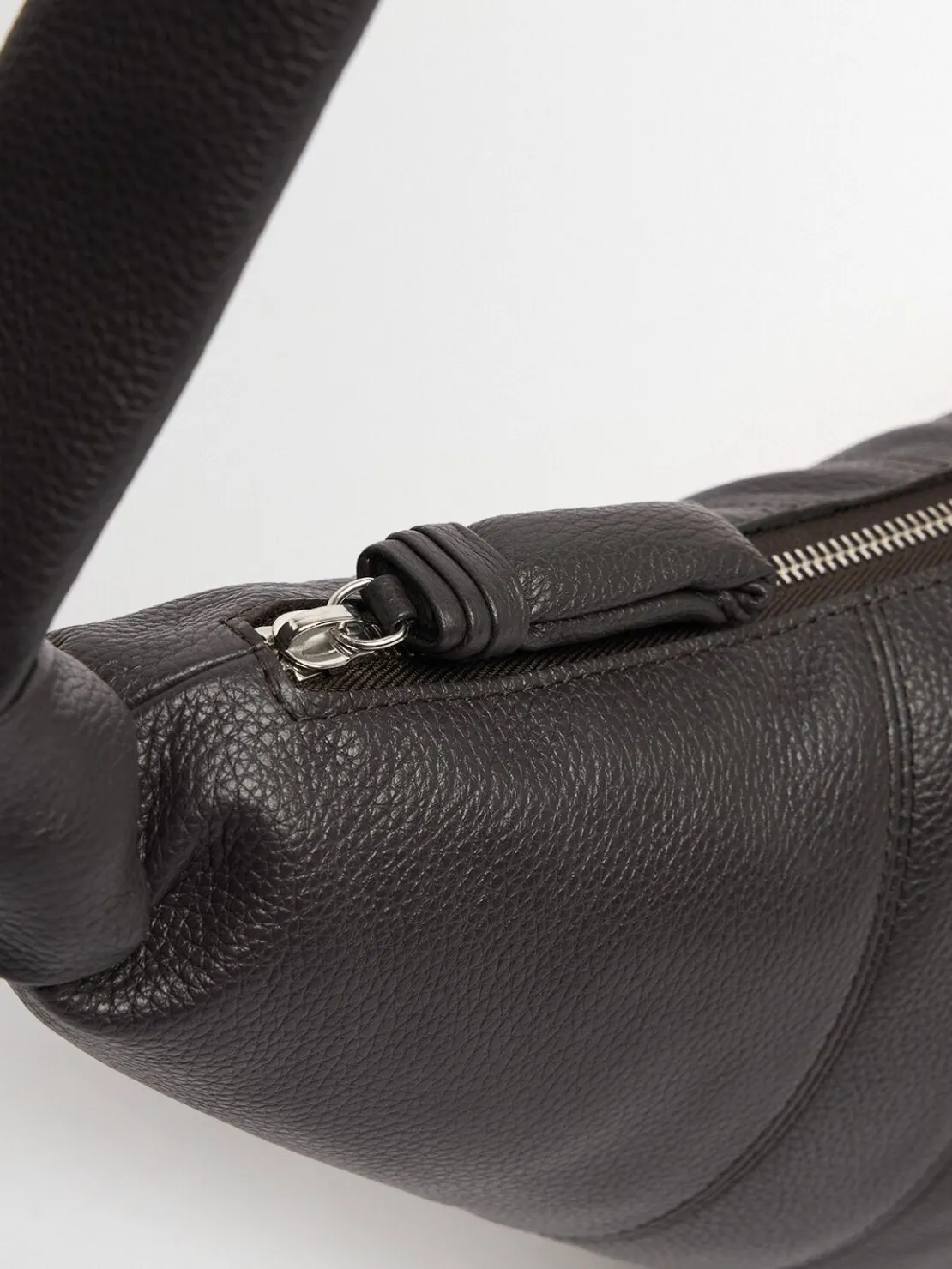 Borsa media Croissant in pelle martellata