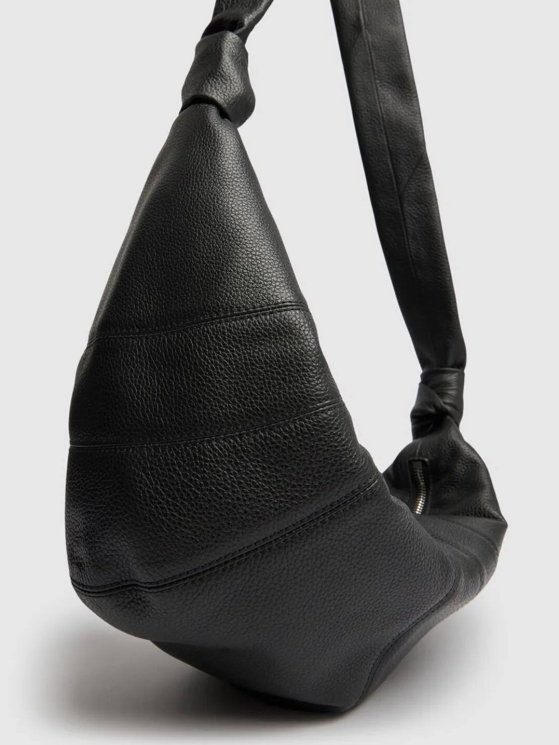 Borsa media Croissant in pelle martellata
