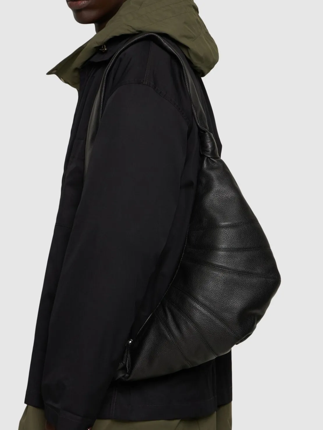 Borsa media Croissant in pelle martellata