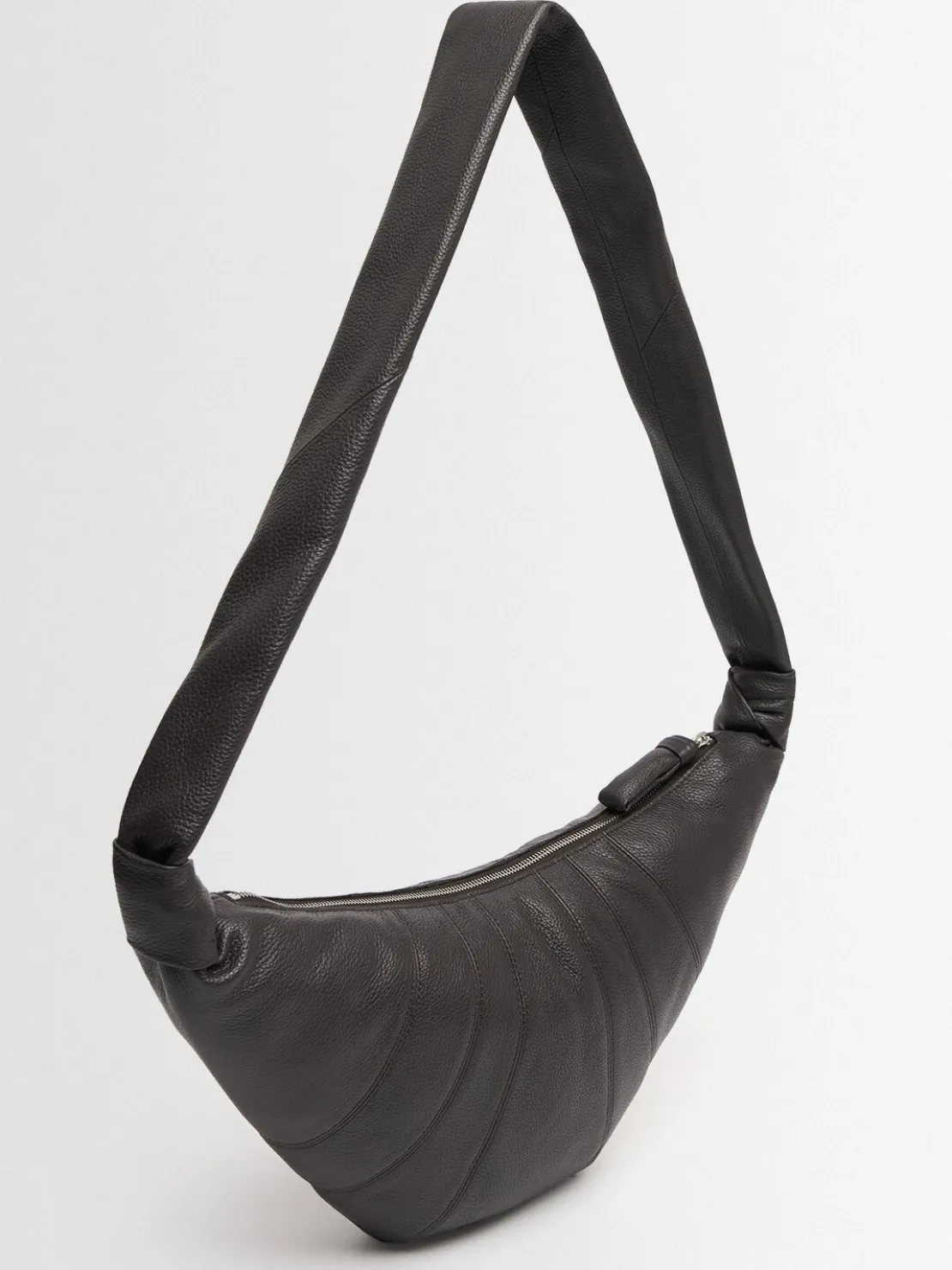 Borsa media Croissant in pelle martellata