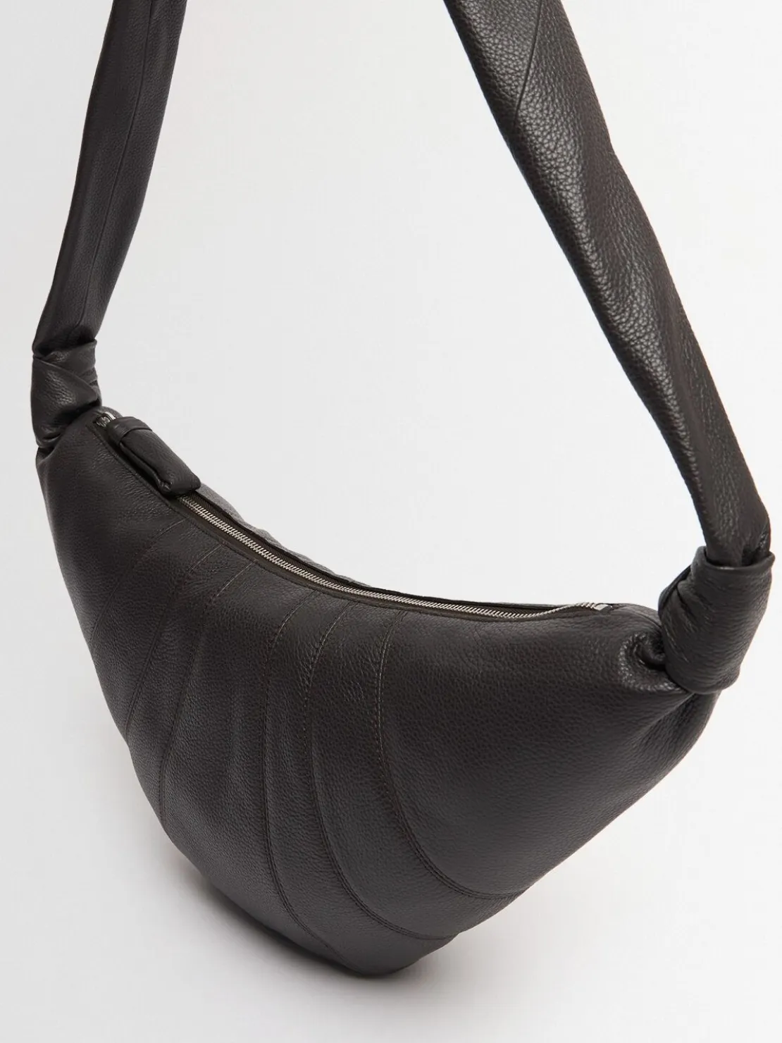 Borsa media Croissant in pelle martellata
