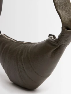 Borsa piccola Croissant in pelle martellata