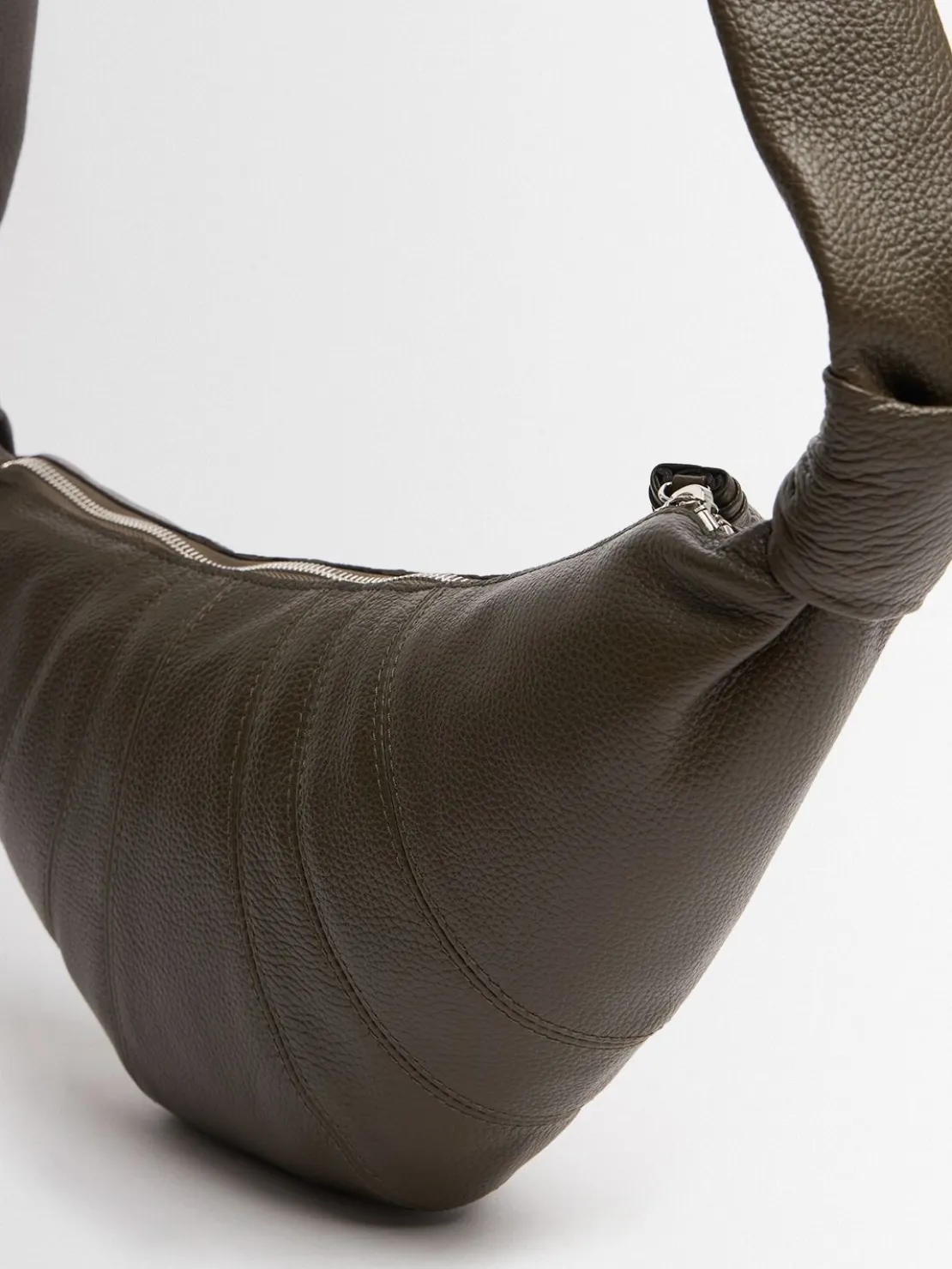 Borsa piccola Croissant in pelle martellata