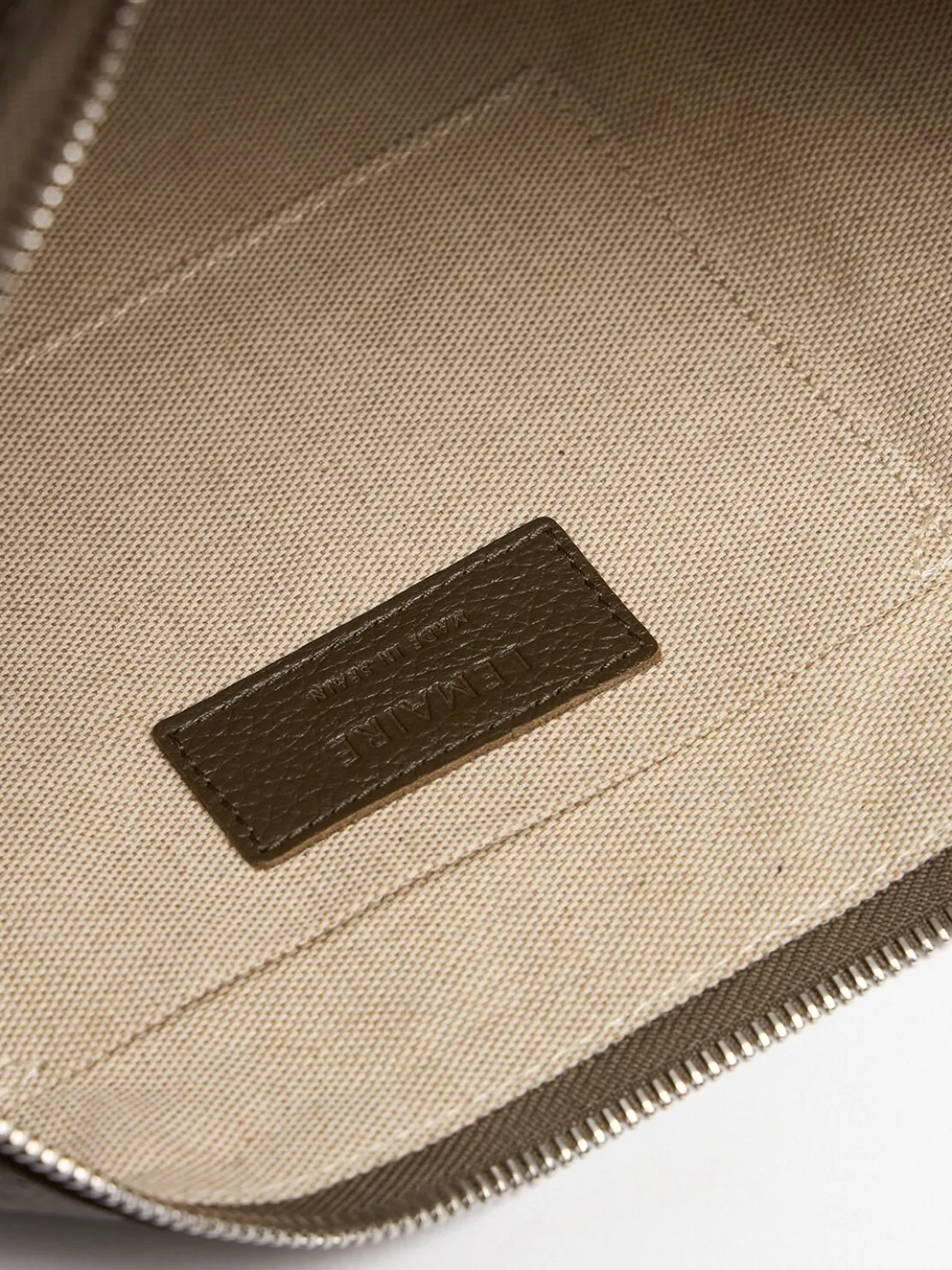 Borsa piccola Croissant in pelle martellata