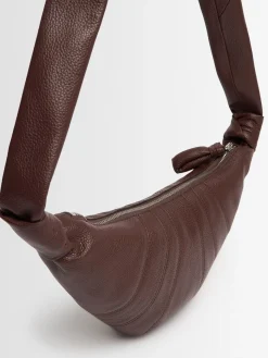 Borsa piccola Croissant in pelle martellata