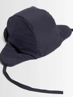 Cappello in poly imbottito con lacci