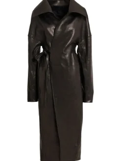 Cappotto in pelle con cintura e colletto alto