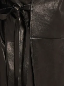 Cappotto in pelle con cintura e colletto alto