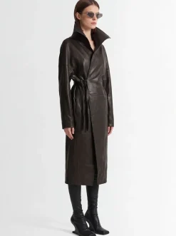 Cappotto in pelle con cintura e colletto alto
