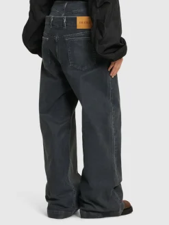 Jeans a gamba larga in tela spalmata