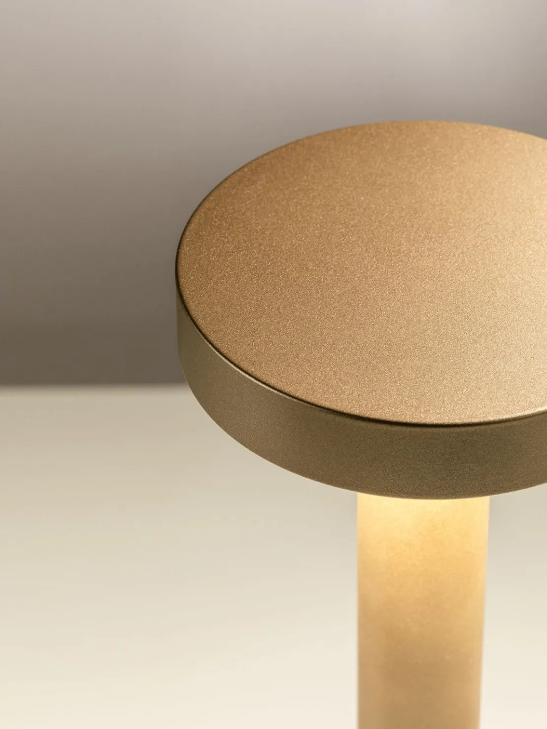 Lampada da tavolo TeTaTeT oro matte