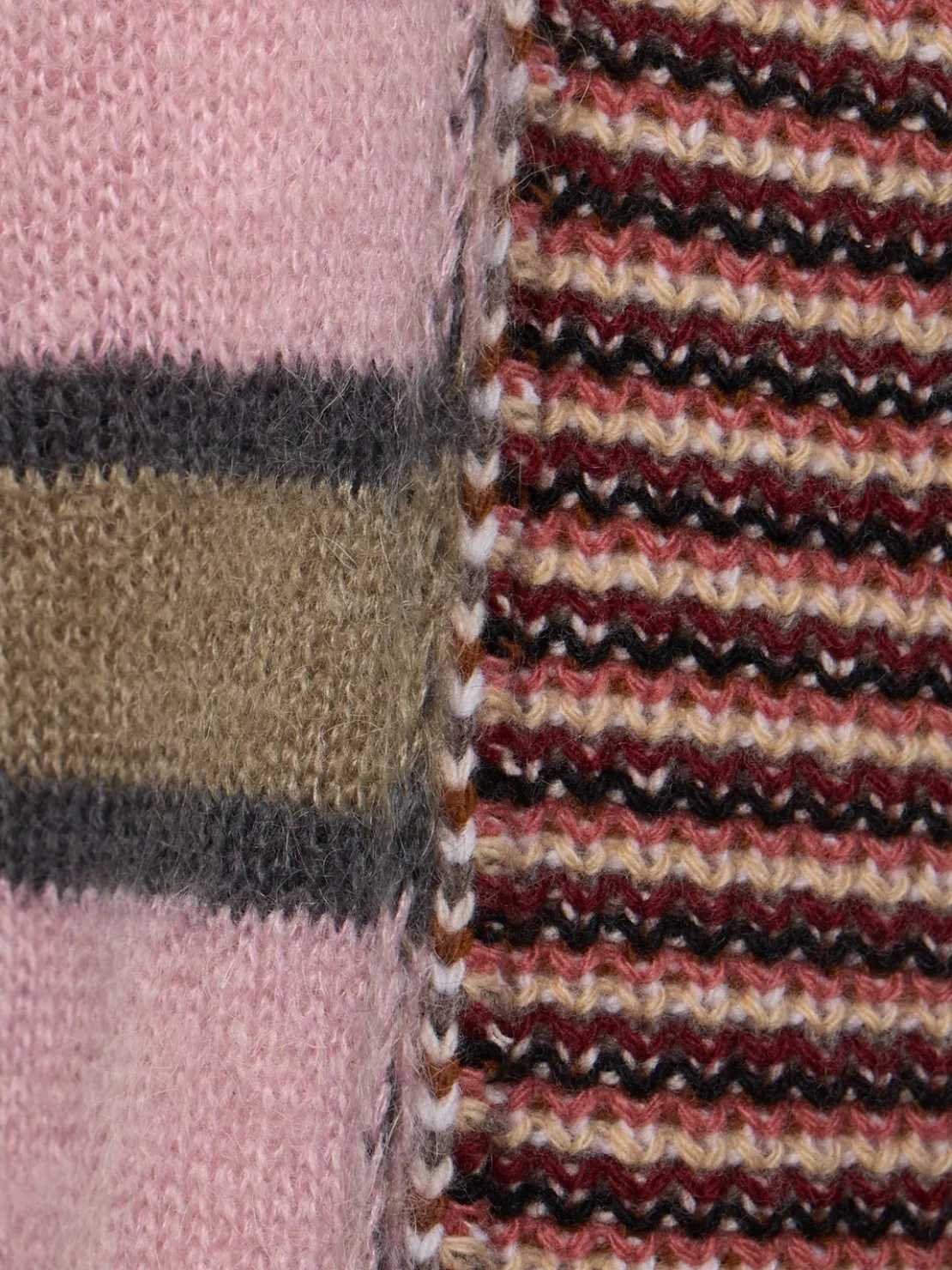Pullover a righe con scollo rotondo