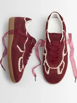 Sneakers in camoscio e crochet