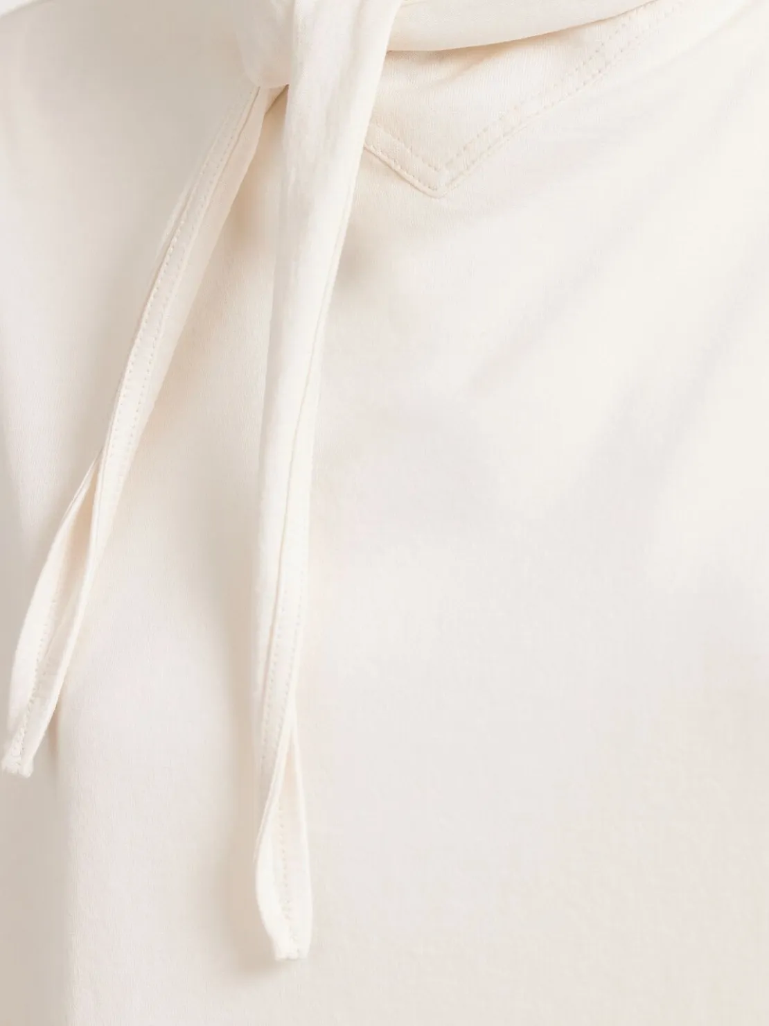T-shirt w/ scarf