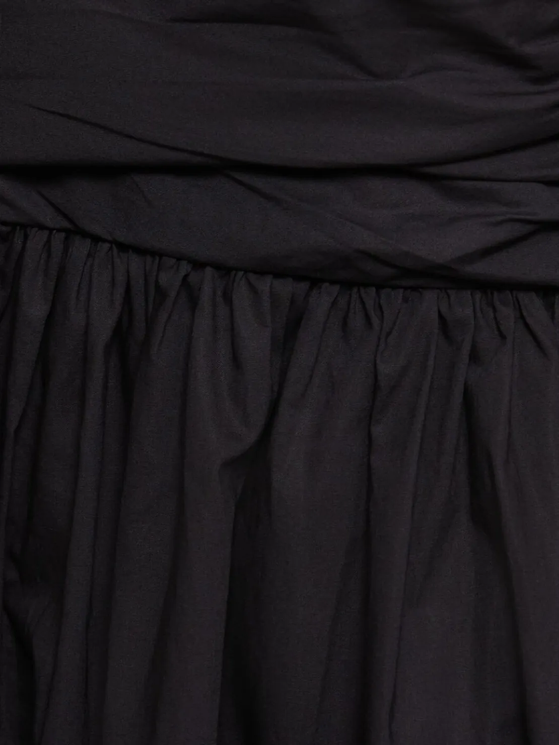 Vestito lungo / chiusura al collo e scollo